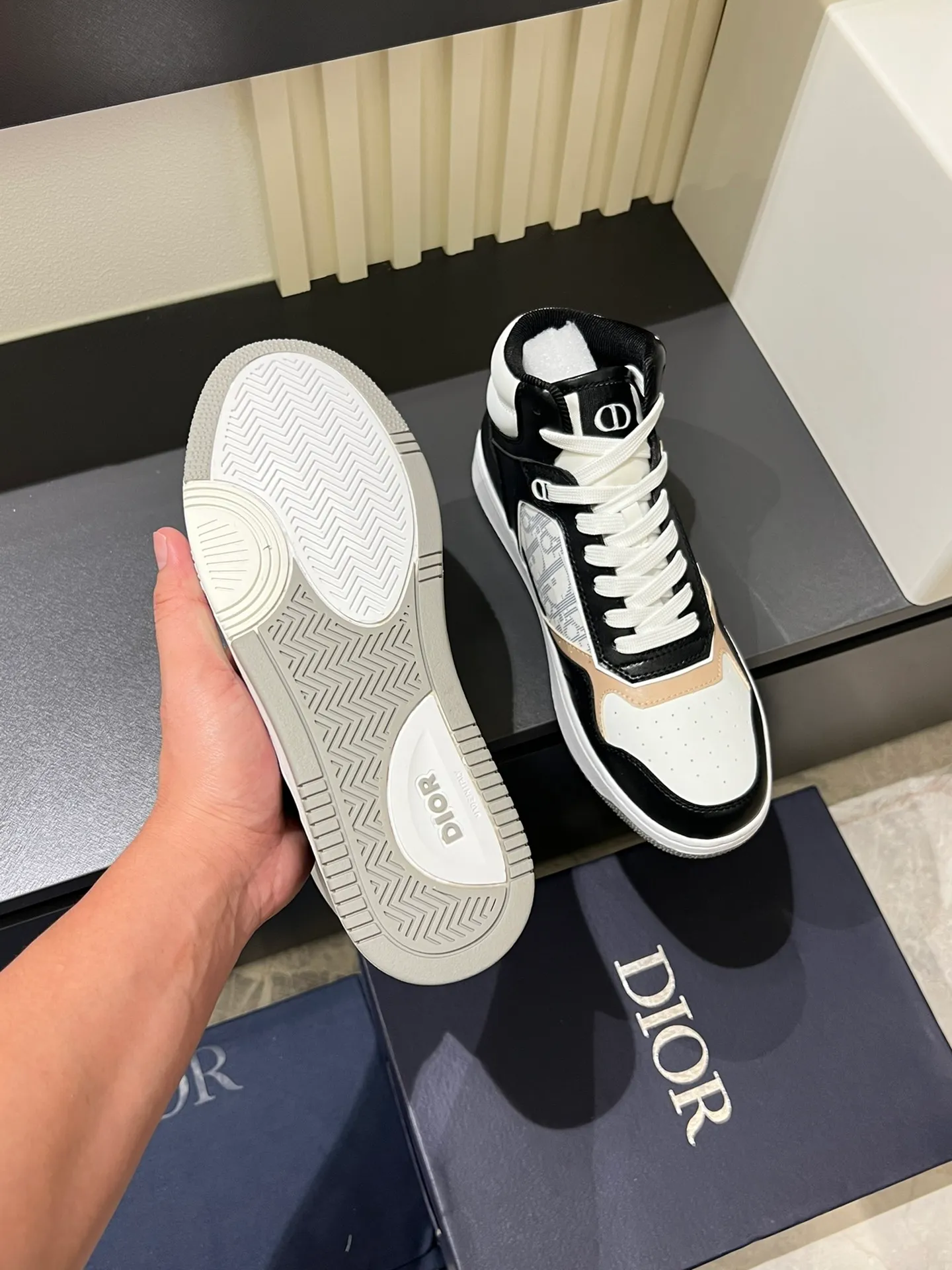 Men's shoes 💰p460 "Dio*" mid-top B27 casual sneakers. This B27 high-top sneaker is a new product in the series and continues Di*r's classic style. Crafted from gray and white smooth calf leather with beige and black Oblique print panels on the sides. The "CD Icon" shaped shoelace eyelets are clever and delicate, and the two-color rubber sole, rear collar and heel are all equipped with the brand's iconic details to enhance the style. Oblique printed straps at the ankle allow for an adjustable fit to complement the overall design. Fashionable and versatile, it can complement any look. Create an exquisite design with unique dynamic vitality and modern atmosphere, presented in low-top and high-top styles. This new must-have shoe adds a new dimension to Dior's archive heritage, embodying modern elegance. Purchase the original version and make it 1:1. If you need top quality, please come to me! Male 38-44!